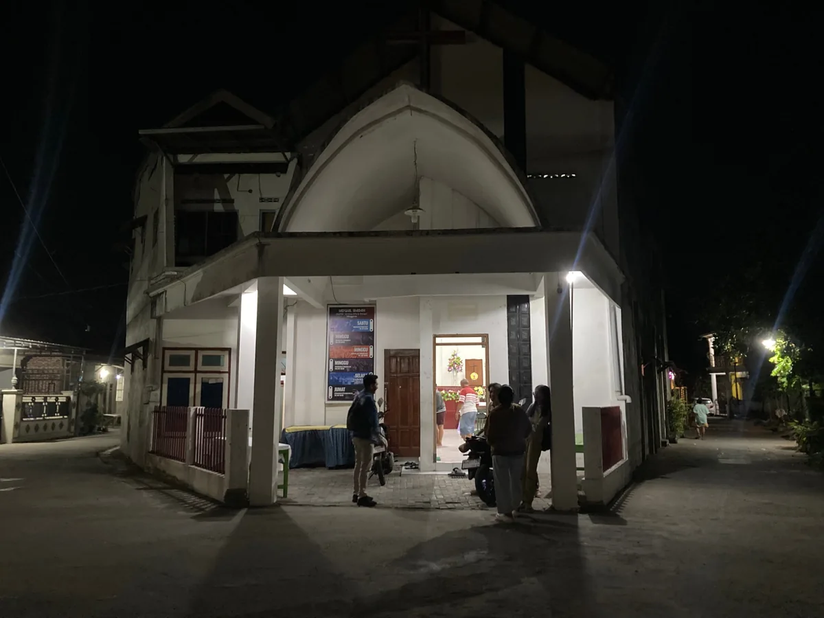 Foto asli depan gedung gereja pada malam hari