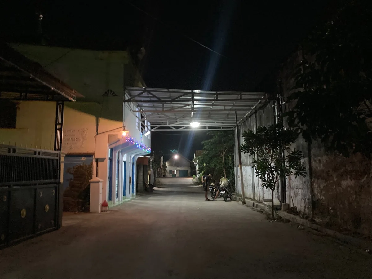 Foto asli jalan di sisi kanan gereja pada malam hari